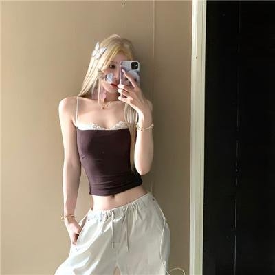 她背后的那双手